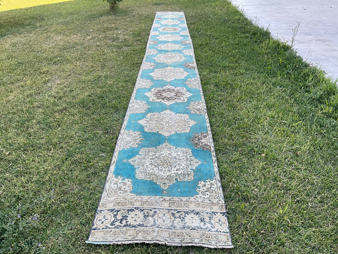 How to Choose the Perfect Vintage Turkish Runner Rug for Hallways