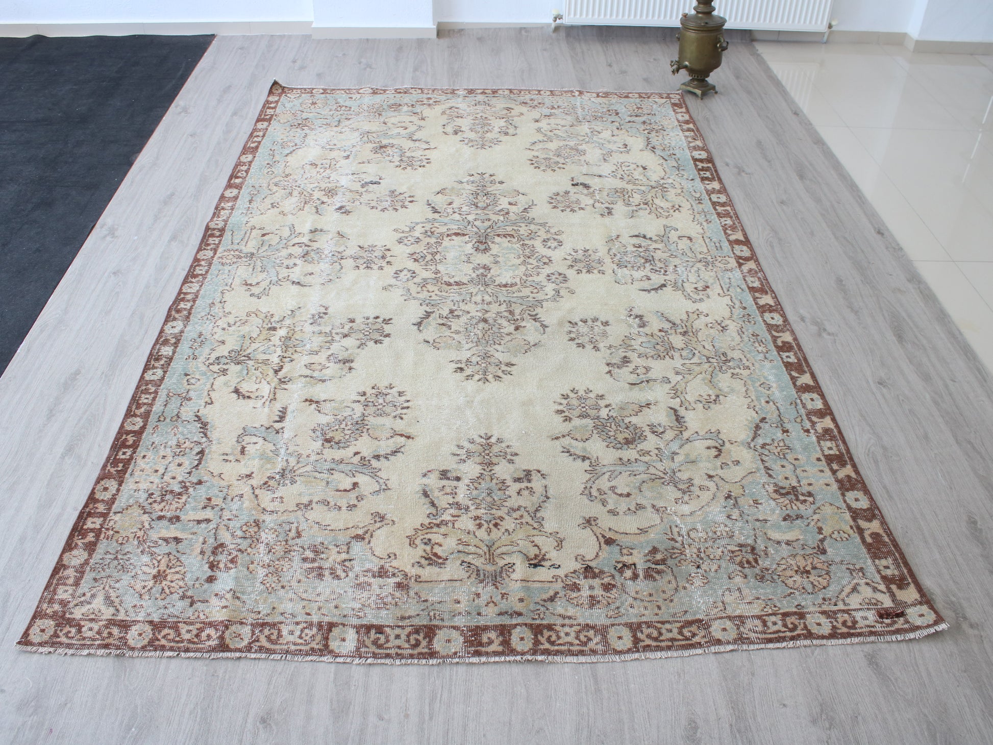 Vintage Turkish Oushak rug 201x319 cm with ivory cream background and floral motifs