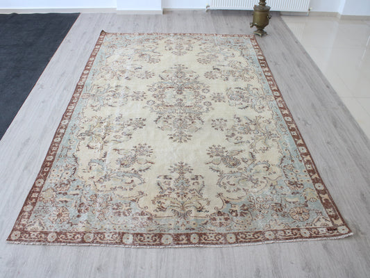 Vintage Turkish Oushak rug 201x319 cm with ivory cream background and floral motifs